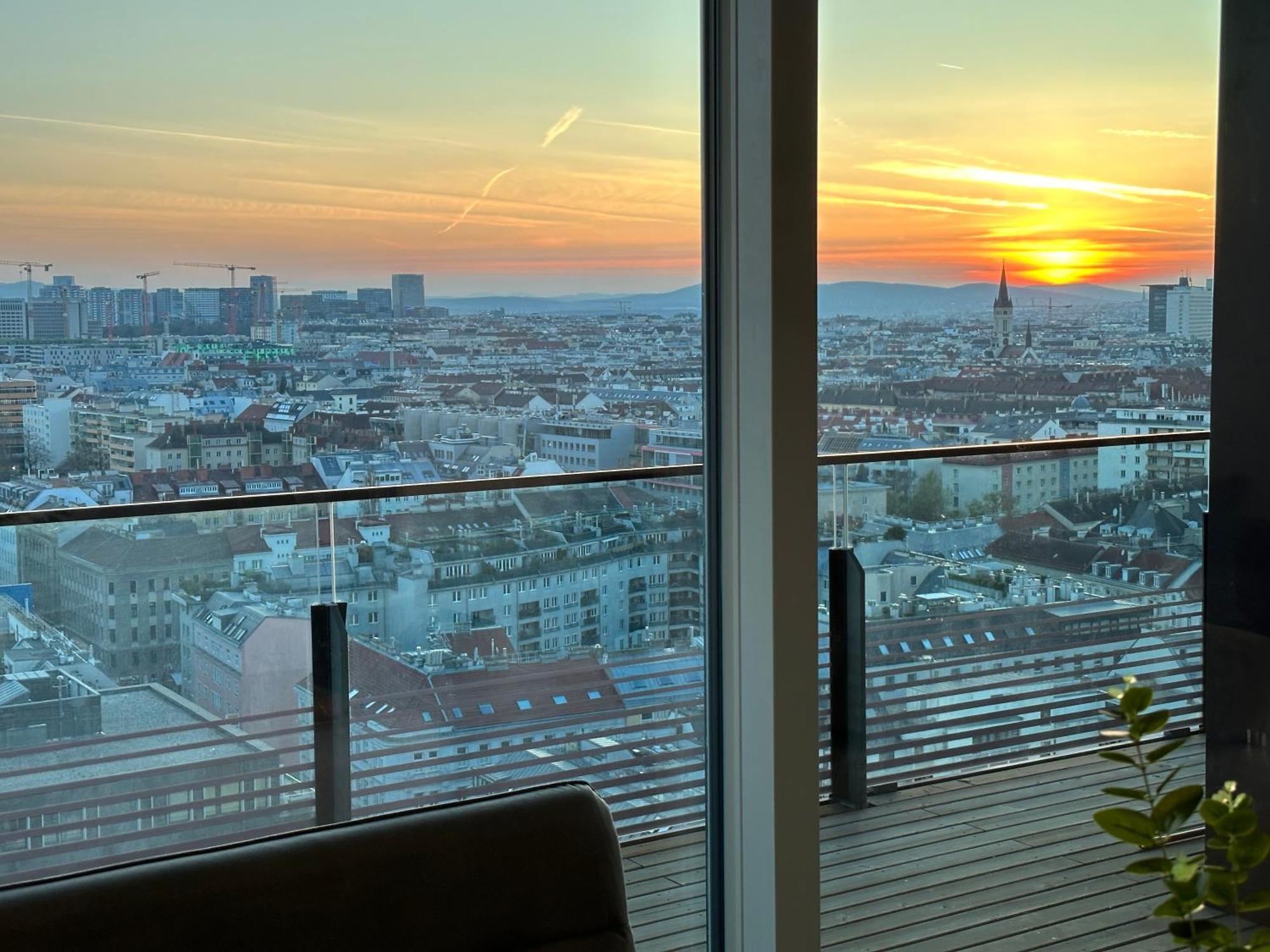 Panorama Sky Apartment I Rooftop Pool I Metro Station เวียนนา ภายนอก รูปภาพ