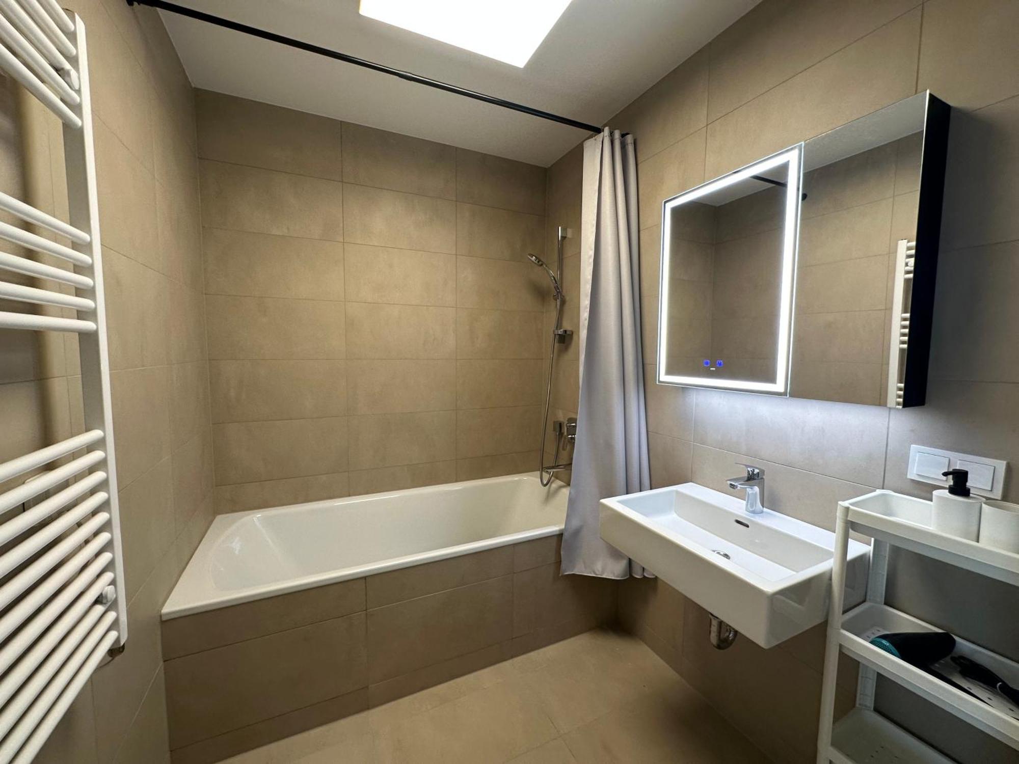 Panorama Sky Apartment I Rooftop Pool I Metro Station เวียนนา ภายนอก รูปภาพ