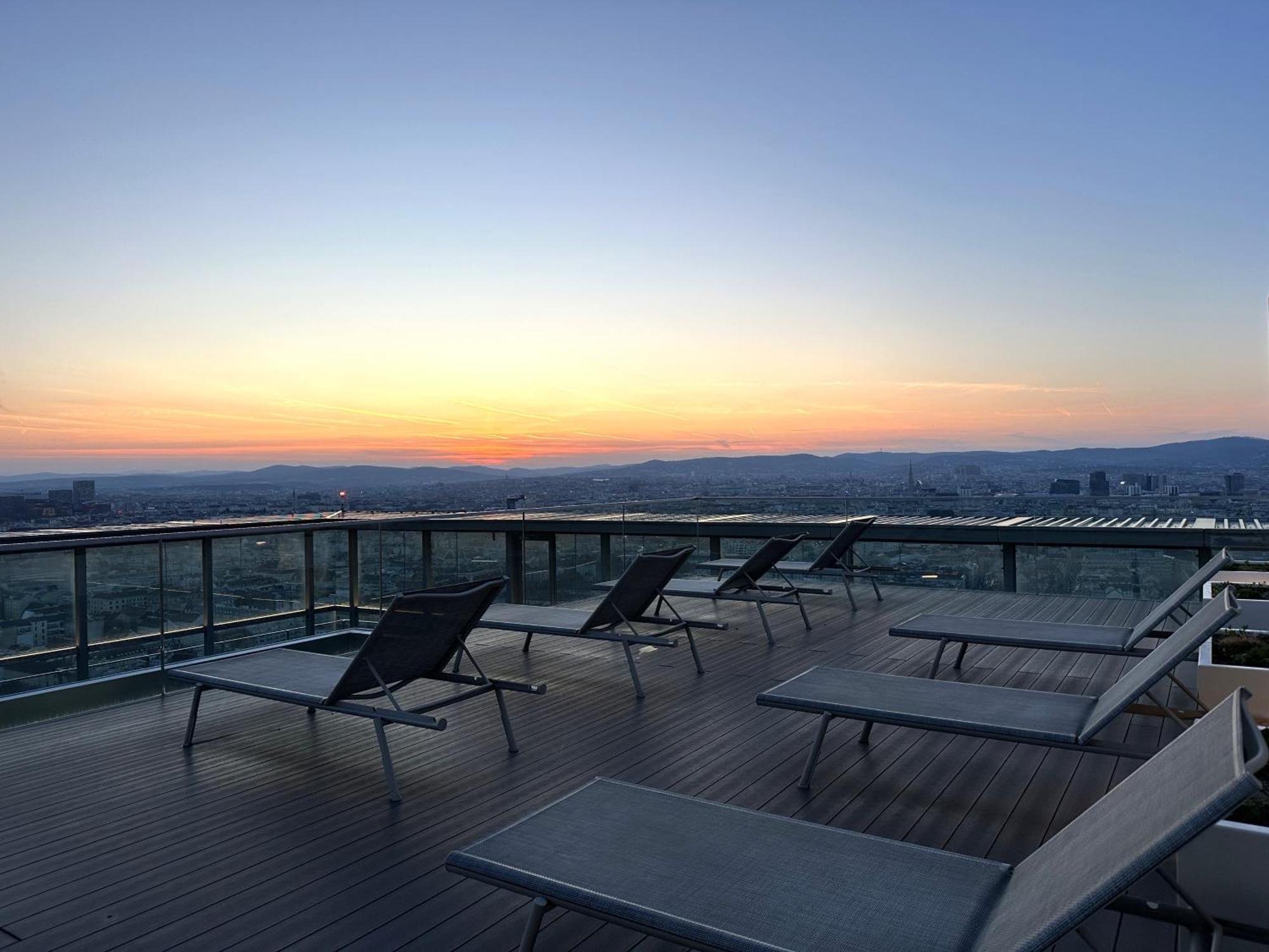 Panorama Sky Apartment I Rooftop Pool I Metro Station เวียนนา ภายนอก รูปภาพ